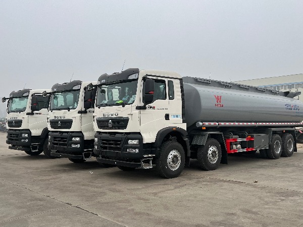 最新推出8x4重汽豪沃TX系列29立方供液車(chē)/30-32立方油田洗井-供液車(chē)
