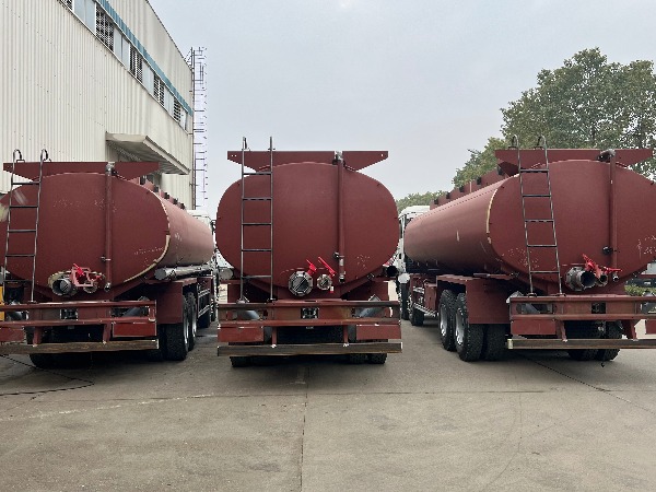 最新推出8x4重汽豪沃TX系列29立方供液車(chē)/30-32立方油田洗井-供液車(chē)