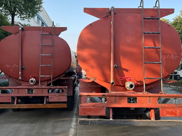 最新推出8x4重汽豪沃TX系列29立方供液車(chē)/30-32立方油田洗井-供液車(chē)