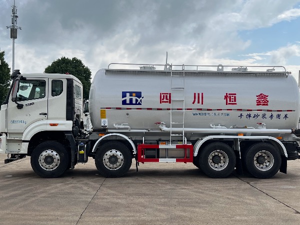 8x4新款重汽豪沃N系列輕量化干粉砂漿車(chē)（皮重12.8噸）