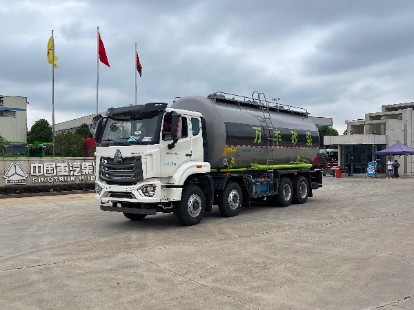 8x4新款重汽豪沃N系列輕量化粉粒物料運輸車(chē)（皮重15噸）