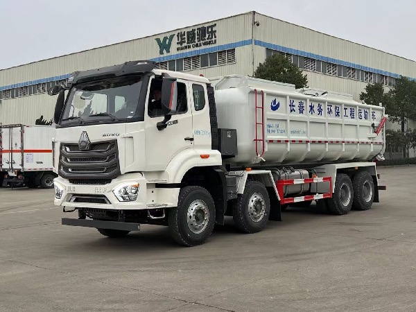 長(cháng)春水務(wù)局再次定購三臺重汽8x4廂式污泥運輸車(chē)（圖片）