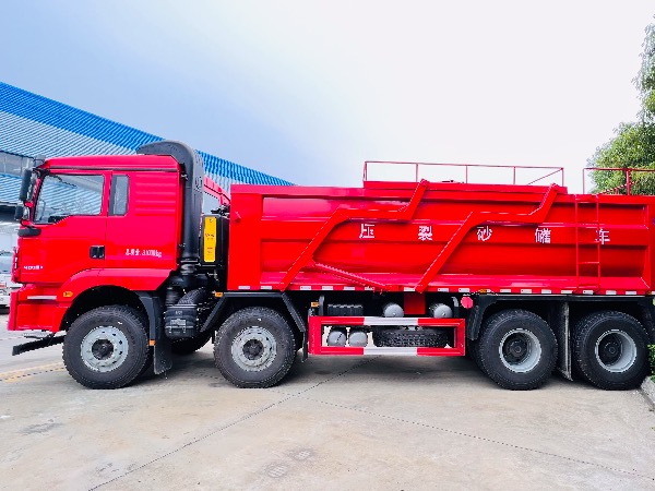 8x4陜汽德龍M3000系列油田專(zhuān)用砂罐車(chē)|濰柴400馬力壓裂砂罐車(chē)