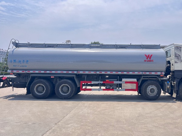 新推出8x4重汽成都王牌V7-X系列濰柴10升400馬力油田專(zhuān)用供液車(chē)