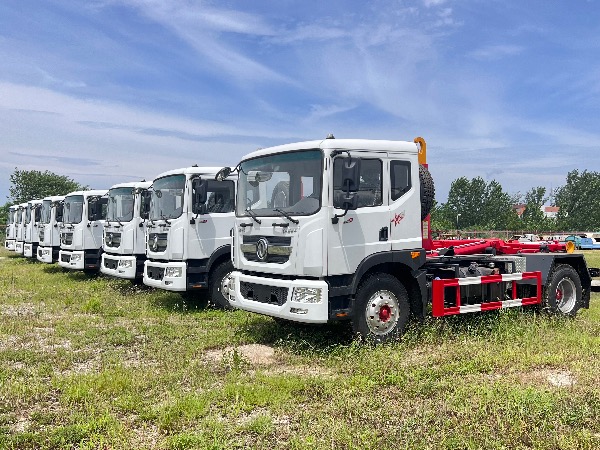 8臺東風(fēng)多利卡D9車(chē)廂可卸式垃圾車(chē) 批量交付河北XX環(huán)保局