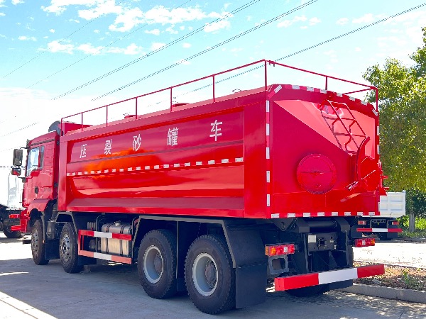 8x4陜汽德龍400馬力油田專(zhuān)用壓裂砂罐車(chē)｜25立方壓裂砂罐車(chē)