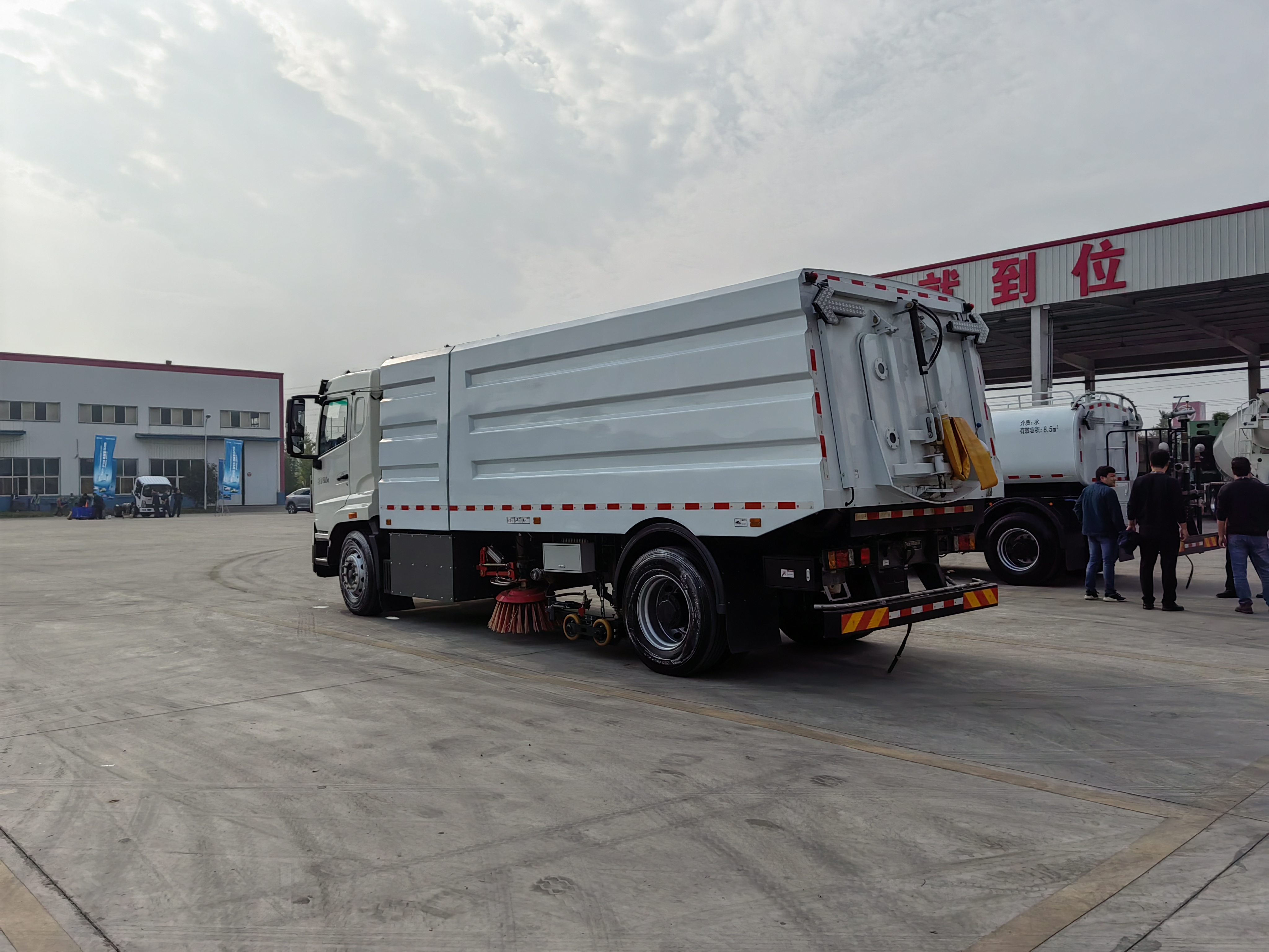 華威馳樂(lè )牌SGZ5180TXSZBEV型純電動(dòng)洗掃車(chē)