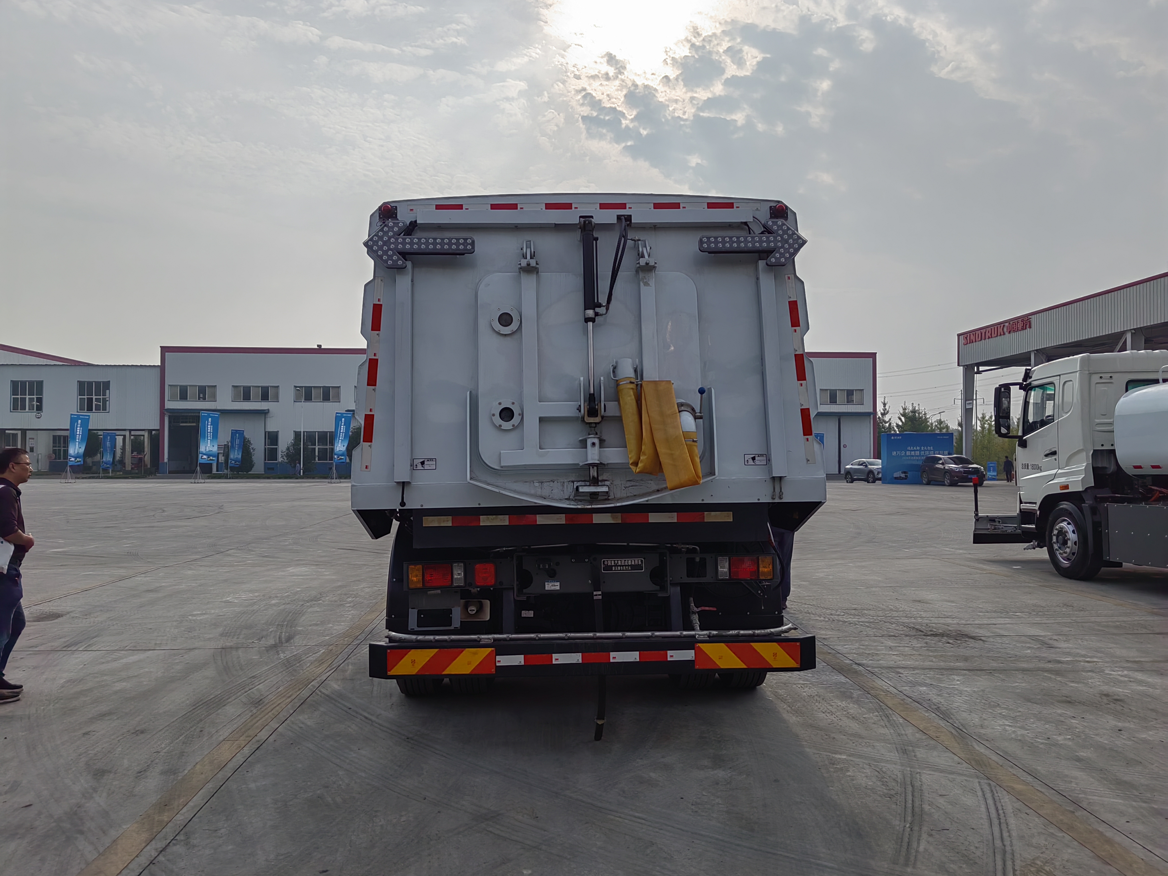 華威馳樂(lè )牌SGZ5180TXSZBEV型純電動(dòng)洗掃車(chē)