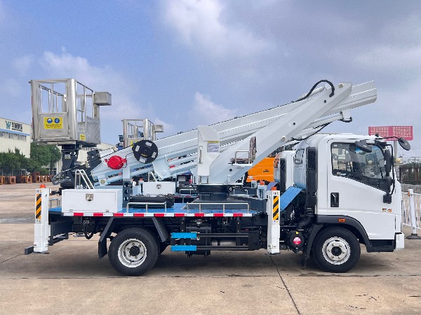 中國重汽豪沃HOWO直臂型30米高空作業(yè)車(chē)