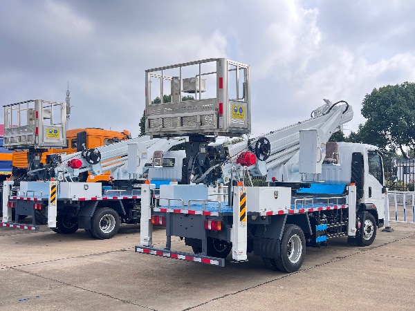 中國重汽豪沃HOWO直臂型30米高空作業(yè)車(chē)