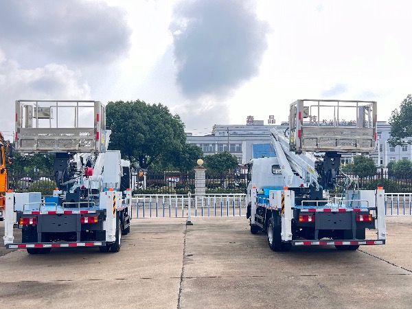 中國重汽豪沃HOWO直臂型30米高空作業(yè)車(chē)
