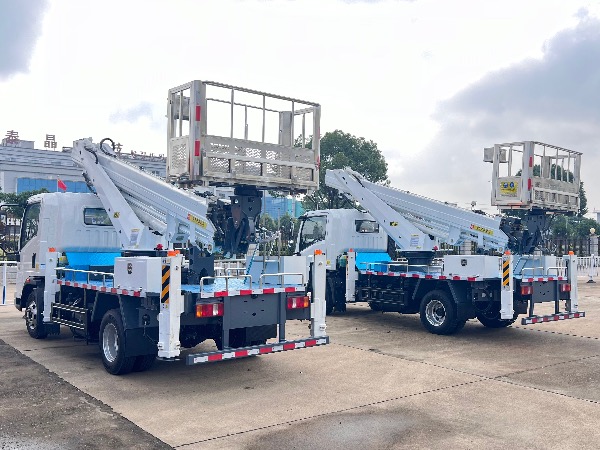 中國重汽豪沃HOWO直臂型30米高空作業(yè)車(chē)