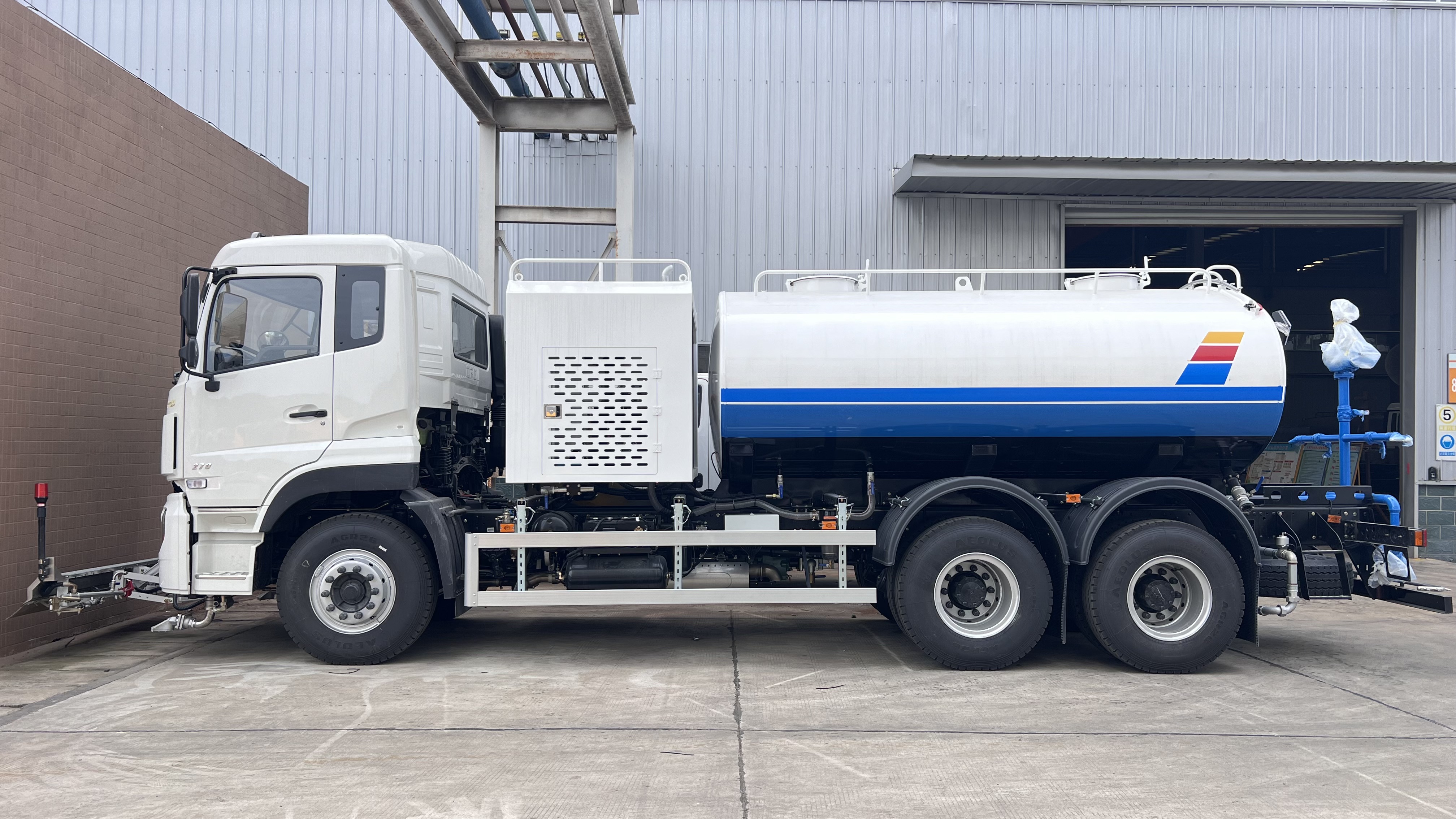 東風(fēng)天龍6x4高壓清洗車(chē)|路面養護車(chē)|路面沖洗車(chē)|路面清洗車(chē)