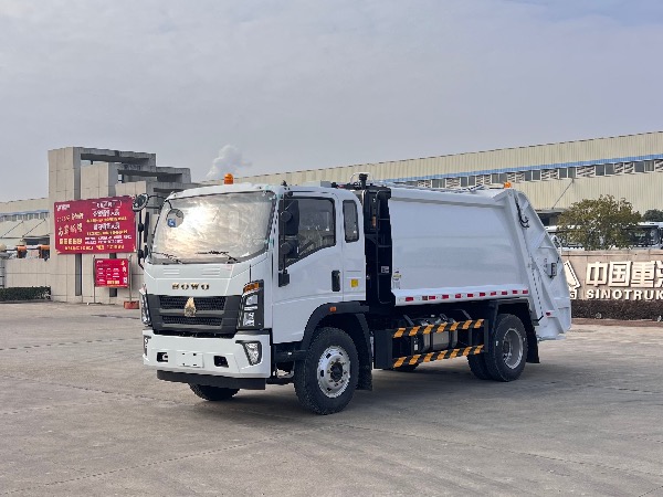 中國重汽HOWO豪沃環(huán)衛車(chē)型出口｜中國重汽湖北華威制造8-9立方壓縮式垃圾車(chē)