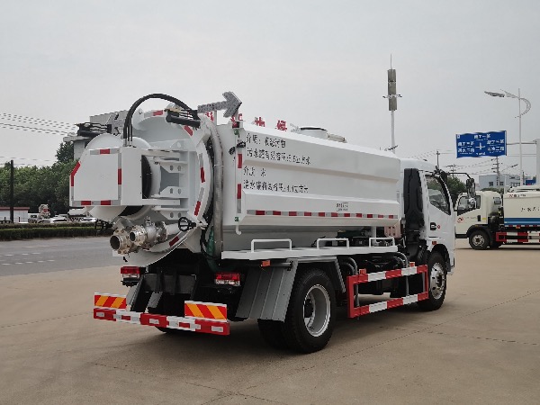東風(fēng)多利卡清洗吸污車(chē)|華威馳樂(lè )牌SGZ5090GQWEQ6清洗吸污車(chē)|華威馳樂(lè )牌SGZ5140GQWEQ6清洗吸污車(chē)