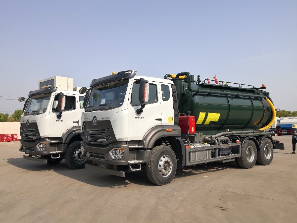 中國重汽6x4真空吸污車(chē)|華威馳樂(lè )牌SGZ5250GQWZZ6TX型吸污車(chē)配備2BEA-204Z水循環(huán)真空泵吸污車(chē)批量發(fā)車(chē)